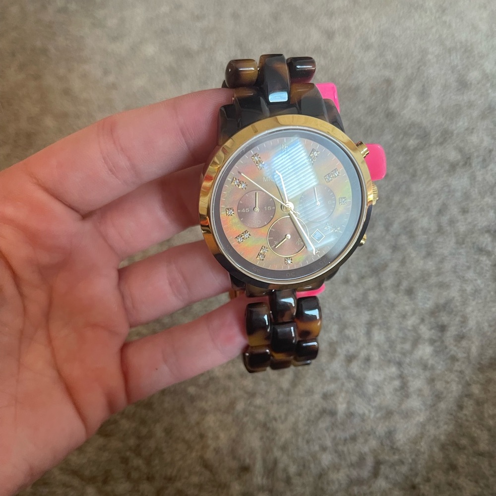 Michael Kors Tortoise Shell Watch. - Picture 2 of 4
